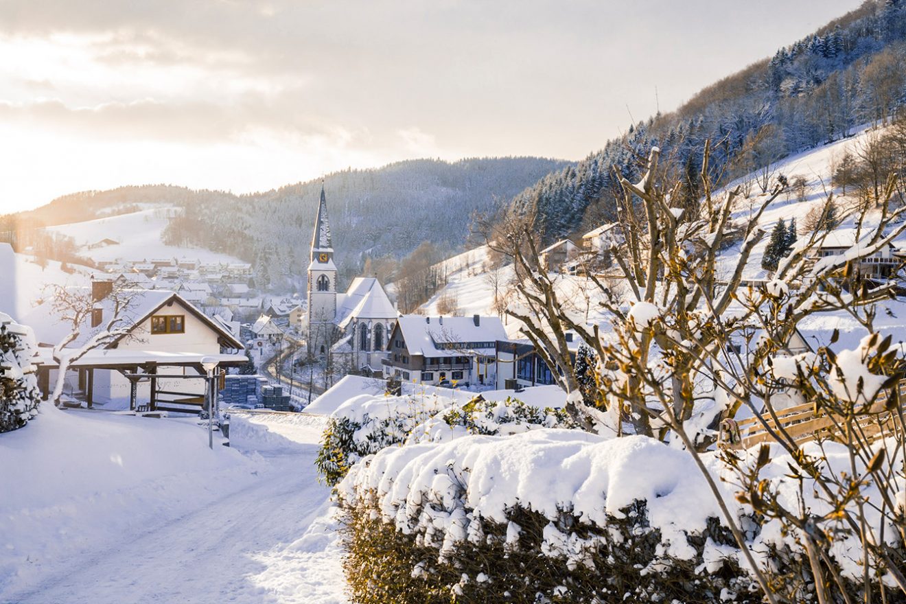 Nationalpark Schwarzwald Magazin Online, Winterwandertour rund um Bad Peterstal Griesbach im Renchtal, Panoramablick auf Kirche