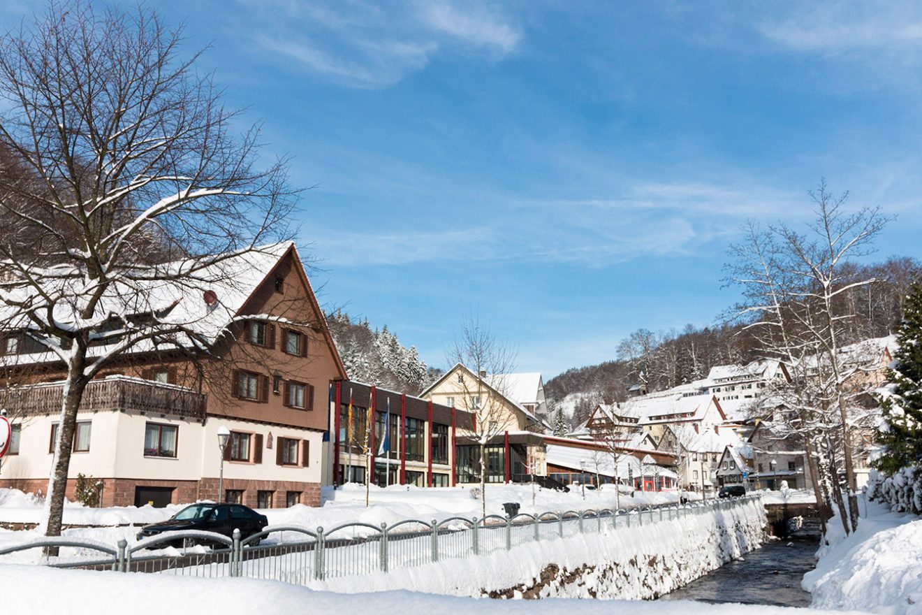 Nationalpark Schwarzwald Magazin Online, Winterwandertour rund um Bad Peterstal Griesbach im Renchtal, Blick auf Pfarrhaus und Kurhaus Griesbach