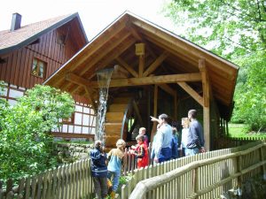 Nationalpark Schwarzwald Magazin, Veranstaltungstipp, die Führung geht an einer Mühle vorbei, Bild: Nationalpark