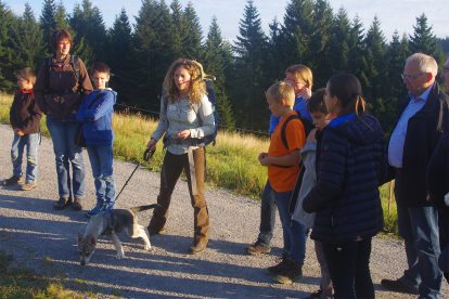Nationalpark Schwarzwald Magazin, Führung: Das Röhren der Hirsche, Rangerin Friederike mit Hund Akela