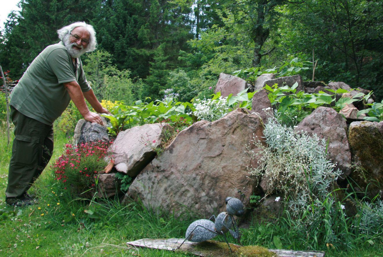 Nationalpark Schwarzwald Magazin, Menschen, Walter Trefz in seinem Garten mit Ameise
